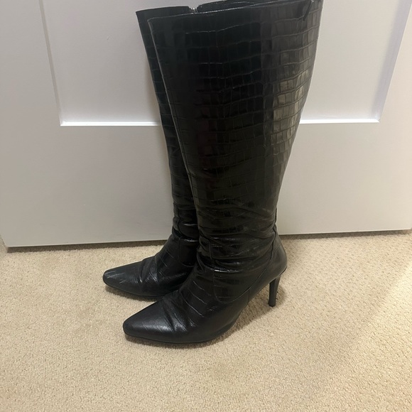 Elegant Black Croc-Embossed Heeled Boots - Picture 1 of 6
